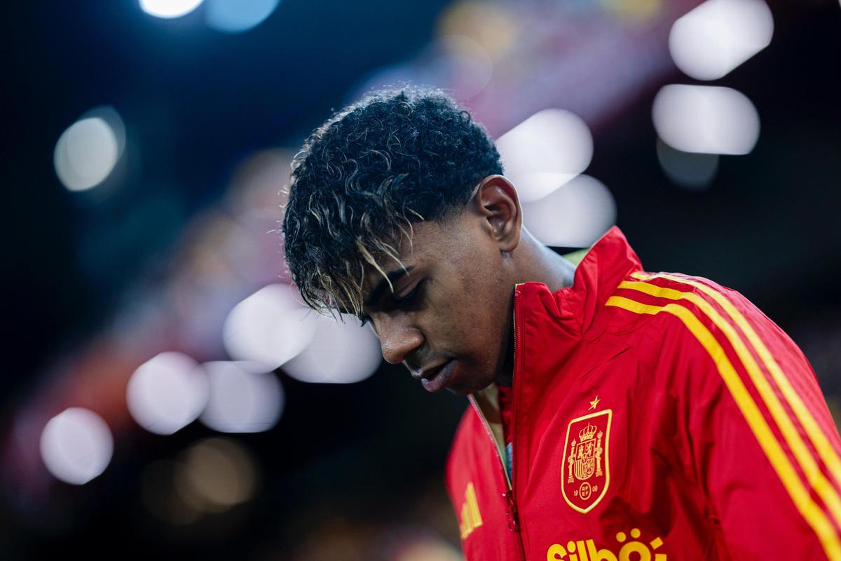 两位最老会员为新诺坎普开球，1957年球场建成时就曾见证（曾见证1957年落成的两位最年长会员为新诺坎普开球）