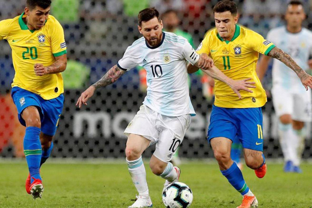 记者：诺坎普保安看到梅西后非常惊讶，当即就放他进去了（记者称：诺坎普保安认出梅西惊讶不已，立刻放行）