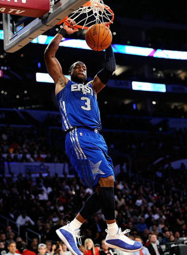 阿努诺比半场发挥神勇，10投8中得分20分（阿努诺比半场火力全开，10投8中砍下20分）