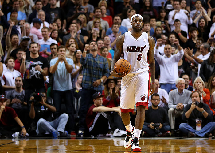 豪取16连胜，孔帕尼在客胜巴黎后与球员一同庆祝胜利（做客巴黎告捷，孔帕尼率队同庆，豪取16连胜）