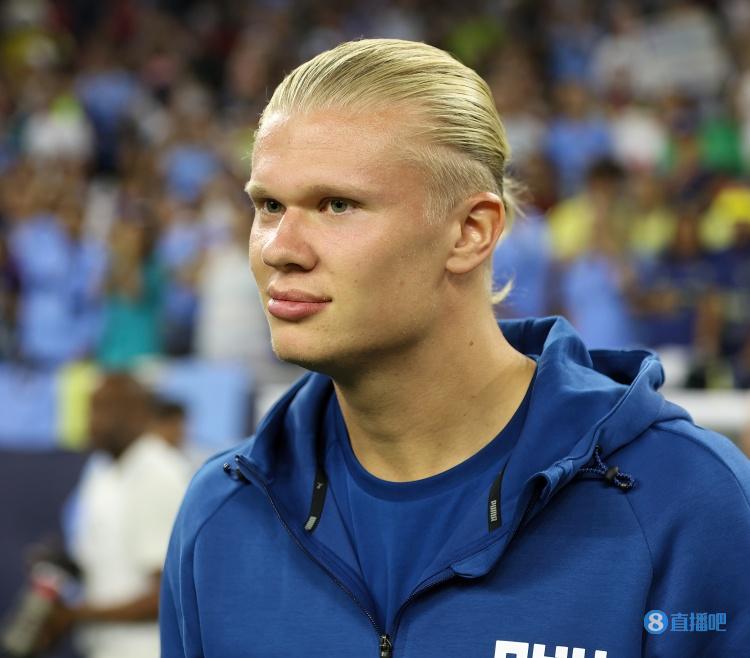 一家人整整齐齐！曼联官方晒25／26赛季合影：男女全队出镜（曼联发布25／26赛季全家福：男女一线队齐齐出镜）